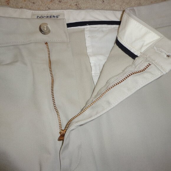 Men's Dockers Classic Fit Pants Khaki Tan W36 L32 Zip/Button Closure Pockets - Picture 4 of 11